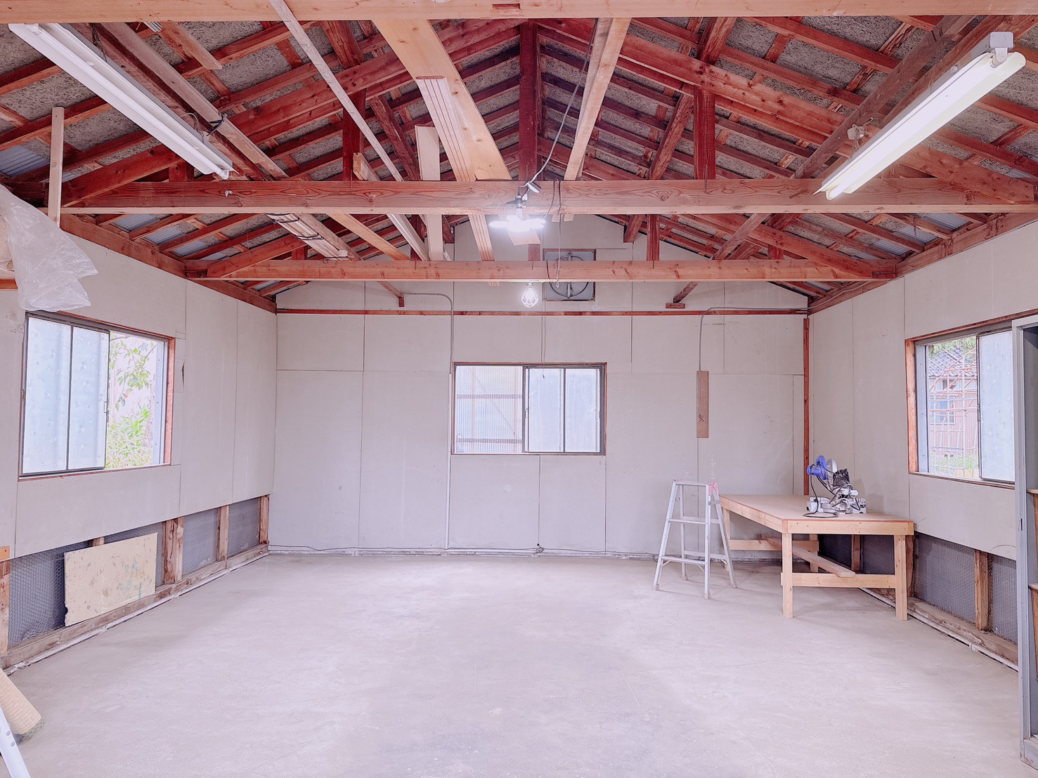 工事前の納屋内部